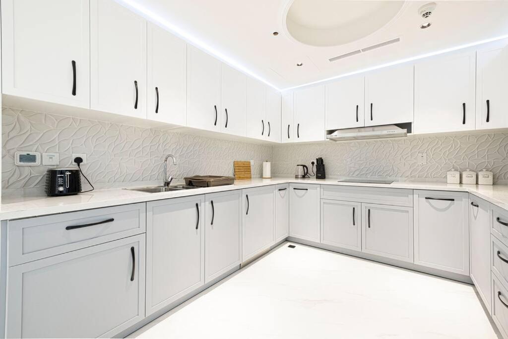 Magnificent - Luxurious 3 Bedroom With Marina View Appartement *